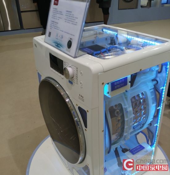 TCL 全封桶免污洗衣機近景(透明展示)